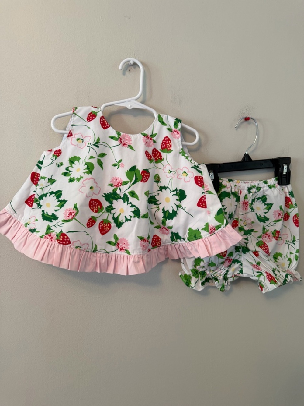 The Beaufort Bonnet Company Greenwich Garden Strawberry Matching Set